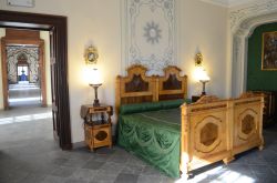 Una stanza da letto nel Castello Reale di Sarre, residenza medievale e del 18° secolo e che fu una reggia dei Savoia a partire dal 19° secolo