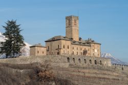 Vista panoramica del Castello di Sarre in Valle d'Aosta, una delle residenze reali dei Savoia