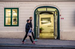 Ingresso al Museo dei cuori infranti di Zagabria in Croazia. - © paul prescott / Shutterstock.com