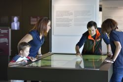 Una guida illustra i luoghi che hanno visto Vercingetorige protagonista della storia della Gallia con la Battaglia della Gergovia - ©  Musee de Gergovie / Henri Derus Photographie