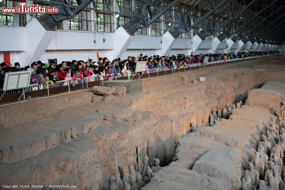 Immagine I visitatori si affollano per ammirare l'Esercito di Terracotta a Xian in Cina - © Victor Maschek / Shutterstock.com