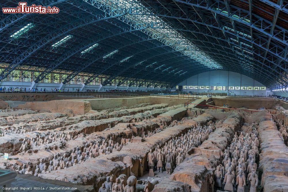 Immagine La grande copertura che protegge il sito UNESCO dell'Esercito di Terracotta in Cina - © Ungvari Attila / Shutterstock.com