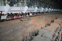 I visitatori si affollano per ammirare l'Esercito di Terracotta a Xian in Cina - © Victor Maschek / Shutterstock.com