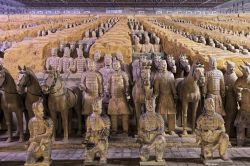 Vista frontale dell'esercito di Terracotta a Xian in Cina, uno dei luoghi Patrimonio dell'Umanità dell'UNESCO - © DnDavis / Shutterstock.com