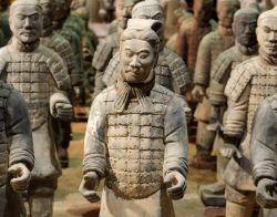 Le statue in terracotta dell'esercito della Dinastia cinese Quin che proteggeva i suoi imperatori