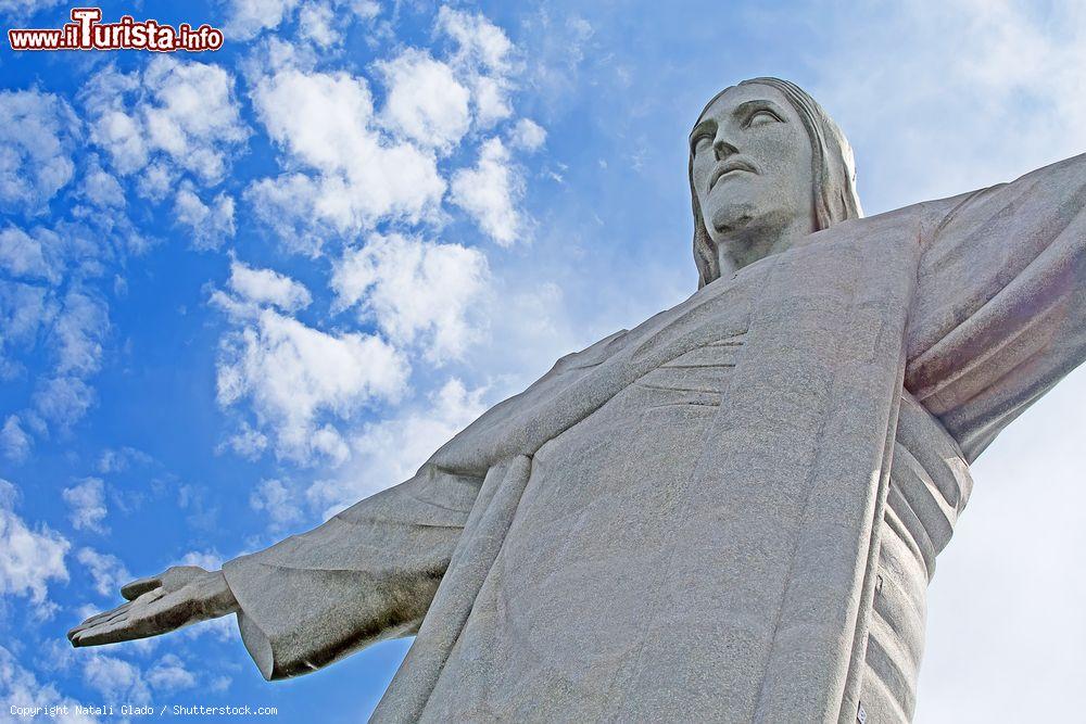 Immagine Alta 30 metri la colossale Statua del Redentore domina Rio de Janeiro, una delle attrazioni del Brasile - © Natali Glado / Shutterstock.com