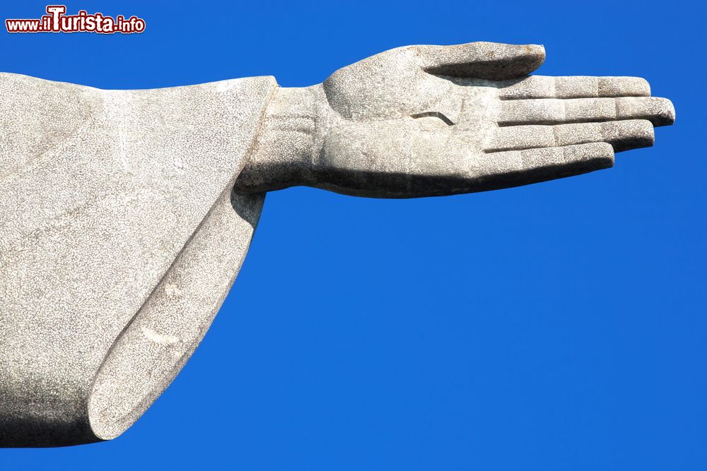 Immagine Particolare di una delle due mani della statua del Redentore a Rio de Janeiro