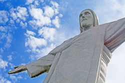 Alta 30 metri la colossale Statua del Redentore domina Rio de Janeiro, una delle attrazioni del Brasile - © Natali Glado / Shutterstock.com