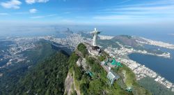 Vista aerea del Redentore di Rio de Janeiro sul monte Corcovado, Brasile - © yu-jas / Shutterstock.com