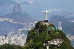 Vista aerea di Rio de Janaeiro: in primo piano il Corcovado con il Cristo Redentore, sullo sfondo il Pan di Zucchero