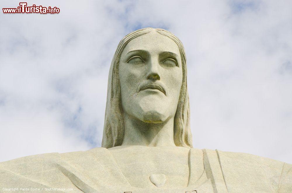 Immagine Primo piano del volto della statua del Cristo Redentore di Rio de Janeiro - © Paolo Costa / Shutterstock.com
