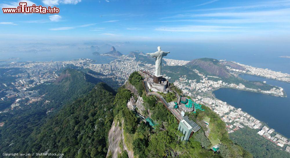 Immagine Vista aerea del Redentore di Rio de Janeiro sul monte Corcovado, Brasile - © yu-jas / Shutterstock.com