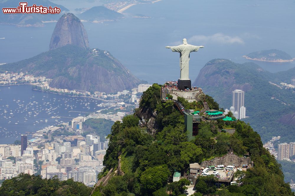 Immagine Vista aerea di Rio de Janaeiro: in primo piano il Corcovado con il Cristo Redentore, sullo sfondo il Pan di Zucchero