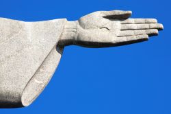 Particolare di una delle due mani della statua del Redentore a Rio de Janeiro