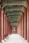 Colonnato al Geunjeongmun Gate nel complesso del Gyeongbokgung Palace, Seul, Corea del Sud. Si tratta di una fila di colonne rosse sormontate da travi in legno riccamente decorate.



