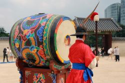 Esibizione al tamburo della Guardia Reale all'ingresso del Gyeongbokgung Palace di Seul, Corea del Sud - © untungsubagyo / Shutterstock.com