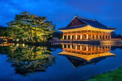 Il Gyeongbokgung Palace by night a Seul, Corea del Sud. Venne costruito nel 1394 su progetto dell'architetto Jeong Do-jeon.
