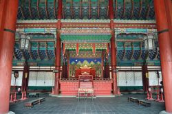 Interno del padiglione Geunjeongjeon al palazzo Gyeongbok di Seul, Corea del Sud.
