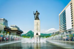 La statua di Yi Sun-Shin fuori dal Gyeongbokgung Palace di Seul, Corea del Sud. Yi Sun-Shin fu un celebre comandante navale che combattè contro i giapponesi nel sedicesimo secolo.

