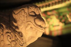 Particolare di una scultura in pietra al Gyeongbokgung Palace di notte, Seul, Corea del Sud.
