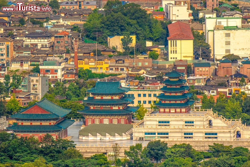 Immagine Seul, Corea del Sud: vista dall'alto degli edifici del Gyeongbokgung Palace fra le abitazioni della città.