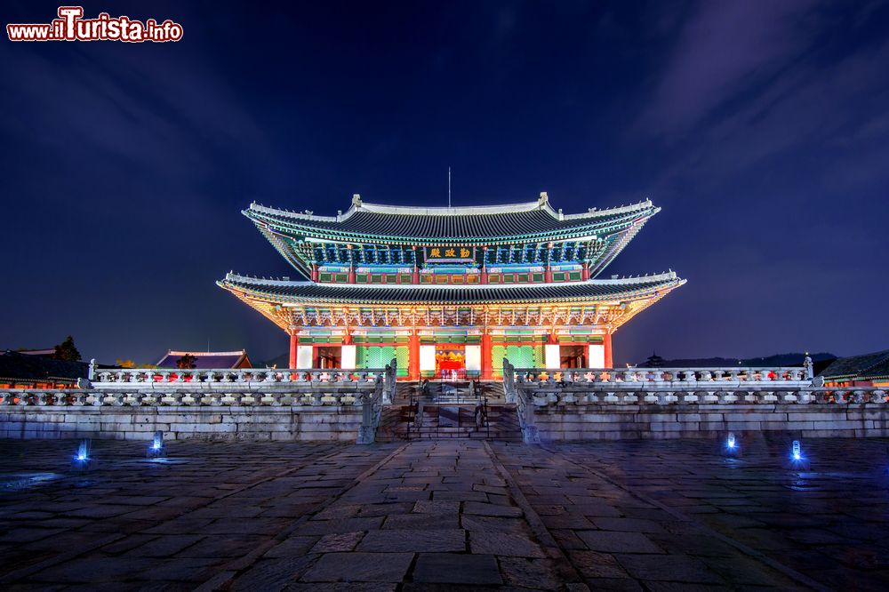 Immagine Vista notturna del Gyeongbokgung Palace una delle costruzioni simbolo di Seul in Sud Corea
