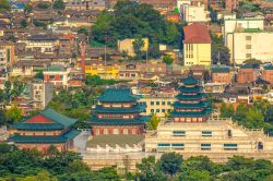 Seul, Corea del Sud: vista dall'alto degli edifici del Gyeongbokgung Palace fra le abitazioni della città.
