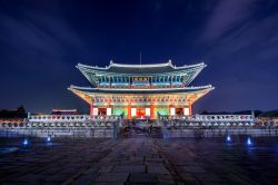 Vista notturna del Gyeongbokgung Palace una delle costruzioni simbolo di Seul in Sud Corea