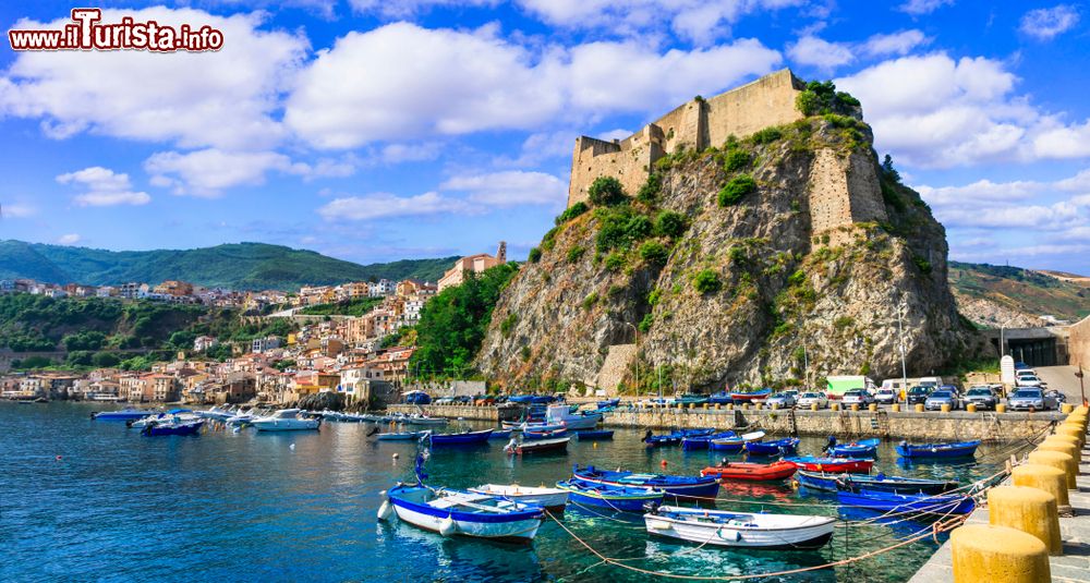 Immagine Veduta dal molo di Scilla di Castello Ruffo, la fortezza medievale della Calabria