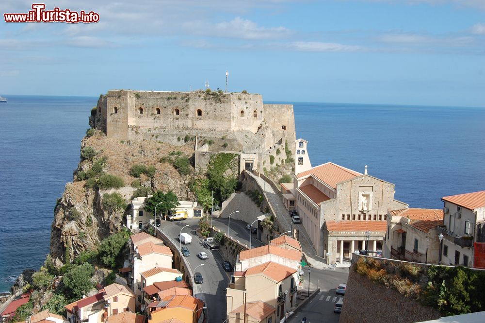 Immagine Il borgo di Scilla dominato da Castello Ruffo, una delle fortezze storiche della Calabria