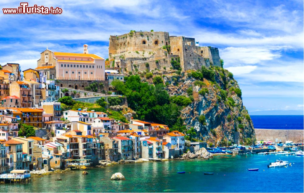 Immagine Il Castello Ruffo domina la costa di Scilla, sul mare della Calabria, costa tirrenica