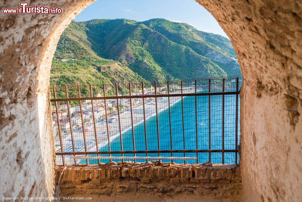 Immagine Il magico panorama che si gode da Castello Ruffo a Scilla in Calabria - © GagliardiPhotography / Shutterstock.com