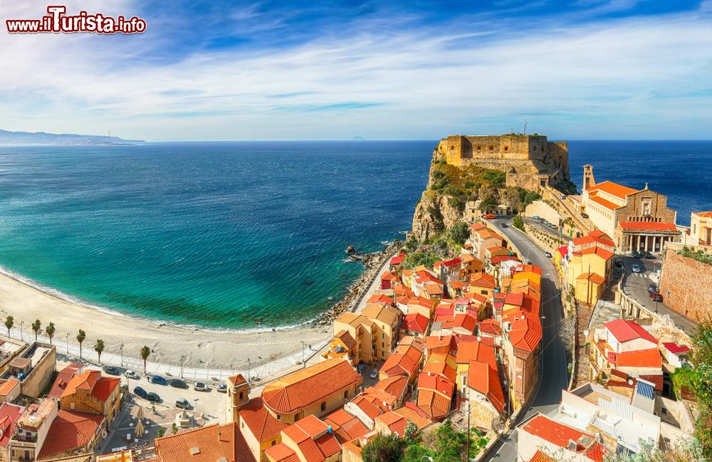 Immagine La spiaggia di Scilla e il Castello Ruffo che domina la costa calabra sul Tirreno