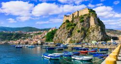 Veduta dal molo di Scilla di Castello Ruffo, la fortezza medievale della Calabria