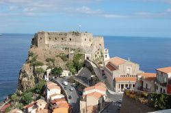 Il borgo di Scilla dominato da Castello Ruffo, una delle fortezze storiche della Calabria