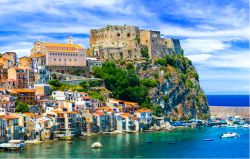 Il Castello Ruffo domina la costa di Scilla, sul mare della Calabria, costa tirrenica