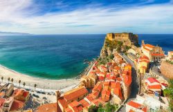 La spiaggia di Scilla e il Castello Ruffo che domina la costa calabra sul Tirreno