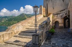 Scala di accesso al castello medievale Ruffo. Siamo a Scilla in Calabria