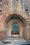 Una finestra tattica di difesa nel castello di Ruffo in Calabria. - © PhotoRR / Shutterstock.com