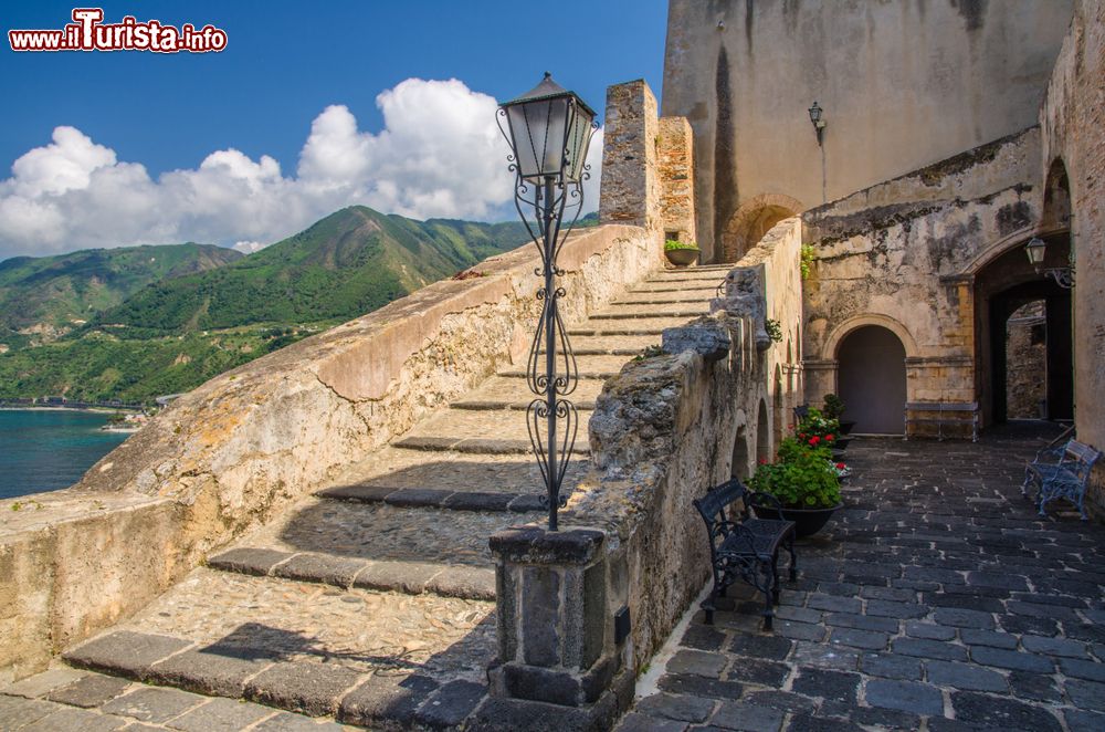 Immagine Scala di accesso al castello medievale Ruffo. Siamo a Scilla in Calabria