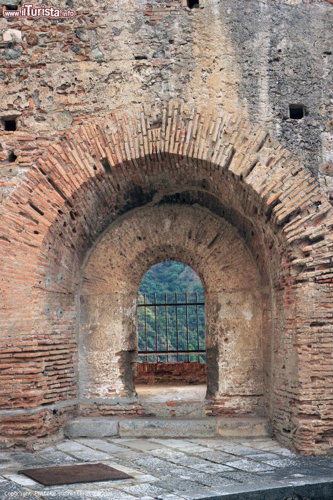 Immagine Una finestra tattica di difesa nel castello di Ruffo in Calabria. - © PhotoRR / Shutterstock.com