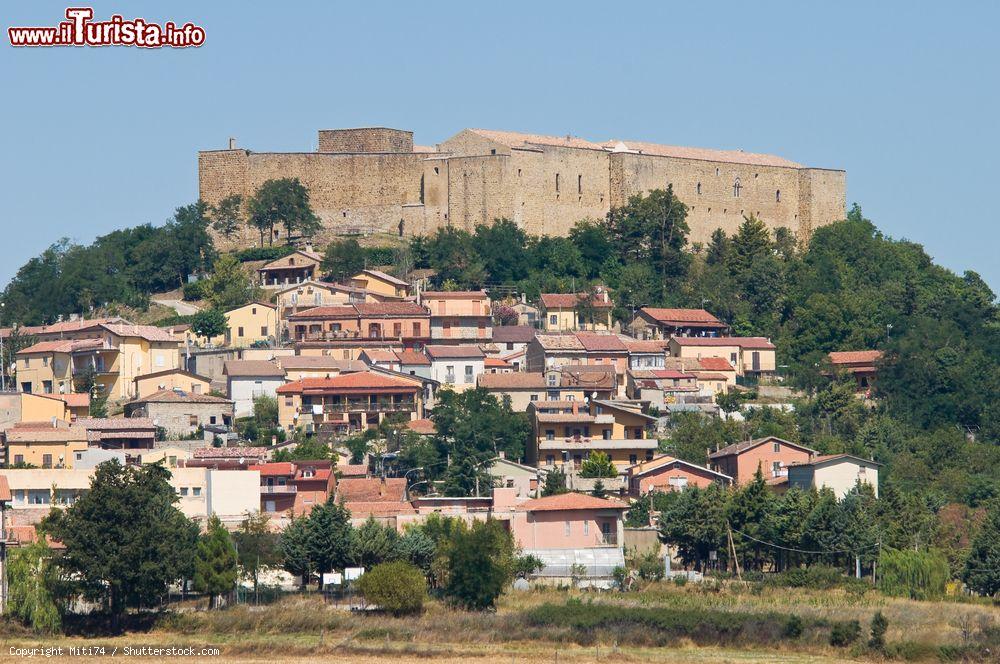 Immagine Il grande castello di Lagopesole in Basilicata: siamo nel territorio del comune di Avigliano - © Miti74 / Shutterstock.com