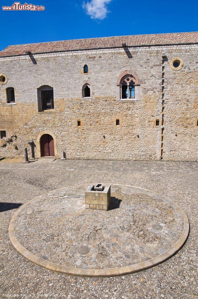 Immagine La coorte interna di Castel Lagopesole in Basilicata, vicino ad Avigliano - © Miti74 / Shutterstock.com
