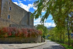 Arrivo nei pressi del maniero di Lagopesole. una fortezza fedriciana della Basilicata, provincia di Potenza - © forben / Shutterstock.com