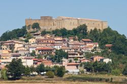 Il grande castello di Lagopesole in Basilicata: siamo nel territorio del comune di Avigliano - © Miti74 / Shutterstock.com