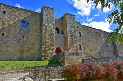 L'imponente ingresso del Castelo medievale di Lagopesole, comune di Avigliano. - © forben / Shutterstock.com