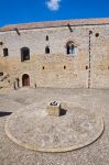 La coorte interna di Castel Lagopesole in Basilicata, vicino ad Avigliano - © Miti74 / Shutterstock.com