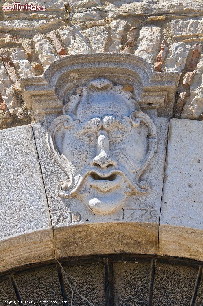 Immagine Un dettaglio della chiave di volta di un arco nel Castello di Lagopesole in Basilicata- © Miti74 / Shutterstock.com