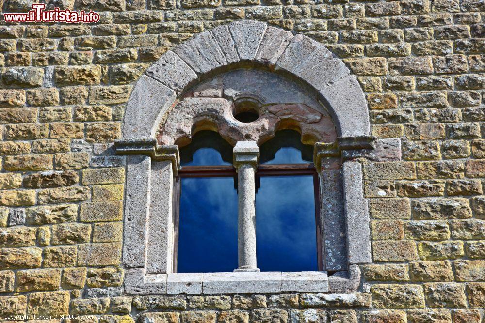 Immagine Una finestra a bifora dell'XI secolo al Castello di Lagopesole di Avigliano - © forben / Shutterstock.com