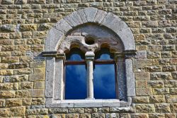 Una finestra a bifora dell'XI secolo al Castello di Lagopesole di Avigliano - © forben / Shutterstock.com